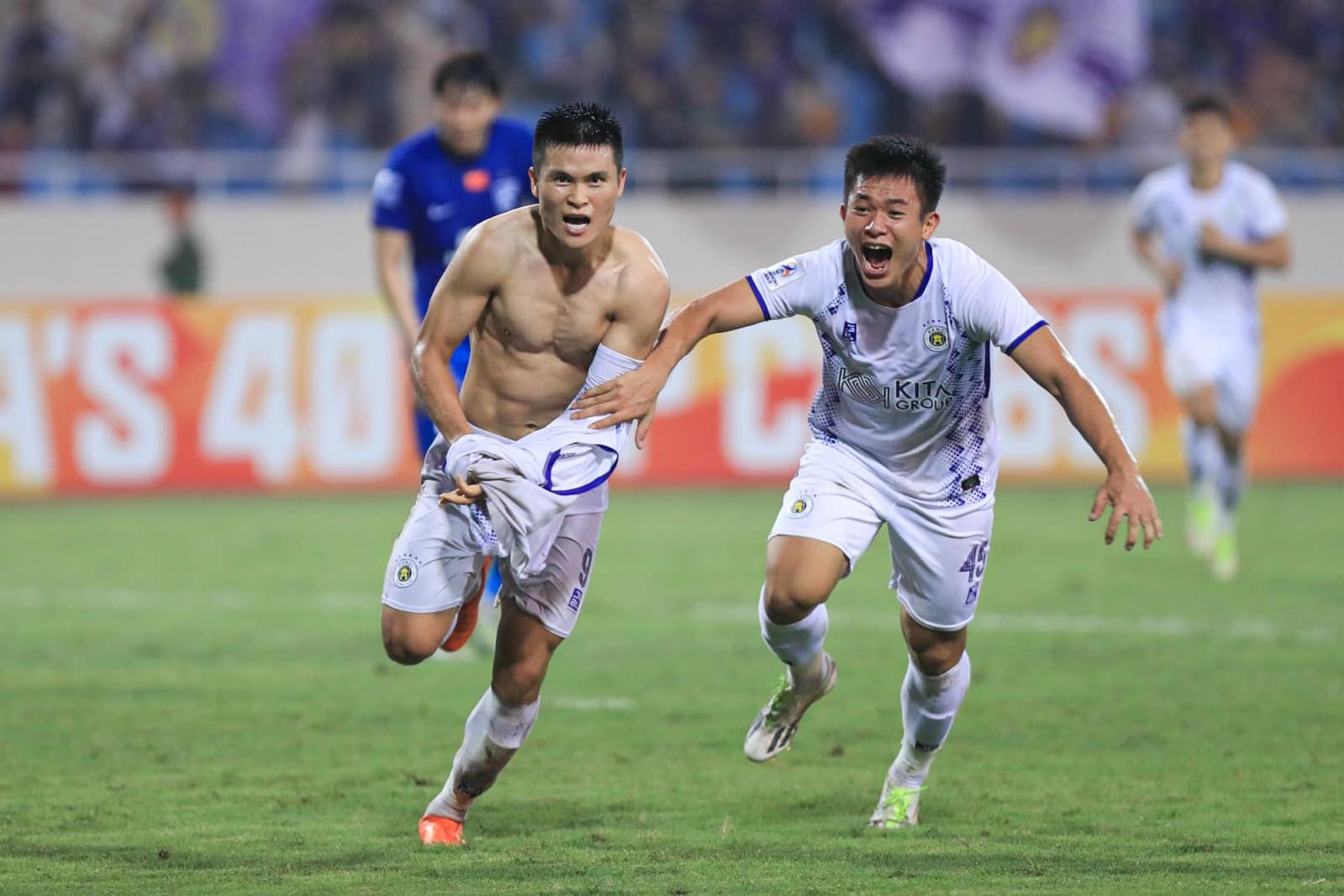 lap-cu-dup-giup-ha-noi-thang-nguoc-dong-tuan-hai-ngao-nghe-sanh-vai-cung-ronaldo-o-cup-c1